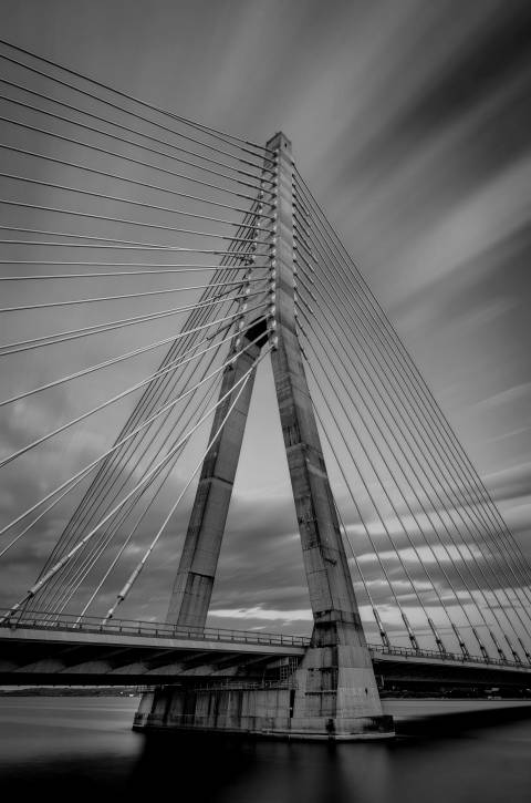 Pilón contra el Cielo en blanco y negro