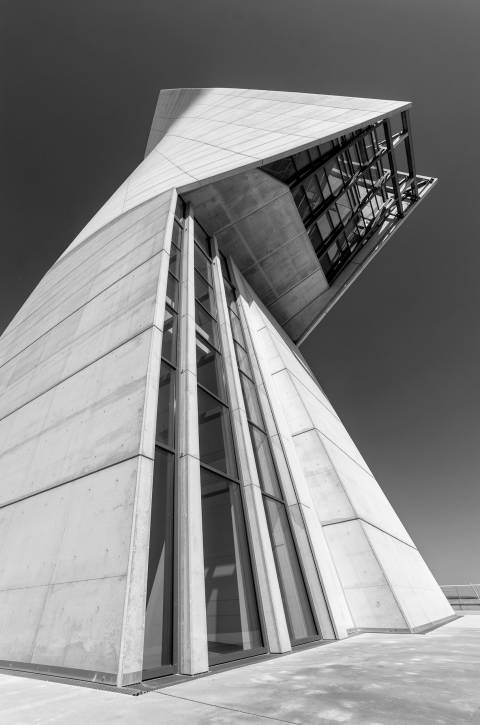 Torre Doblada en blanco y negro