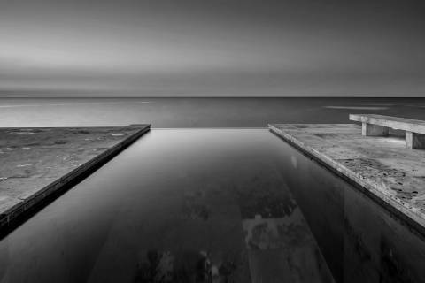 Borde Infinito en blanco y negro