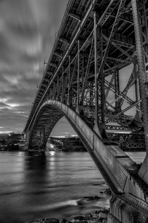 Bajo el Arco en blanco y negro
