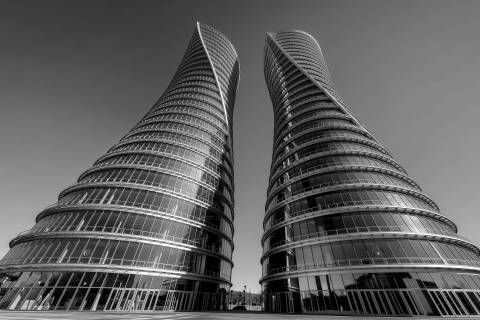 Torres Gemelas Retorcidas en blanco y negro
