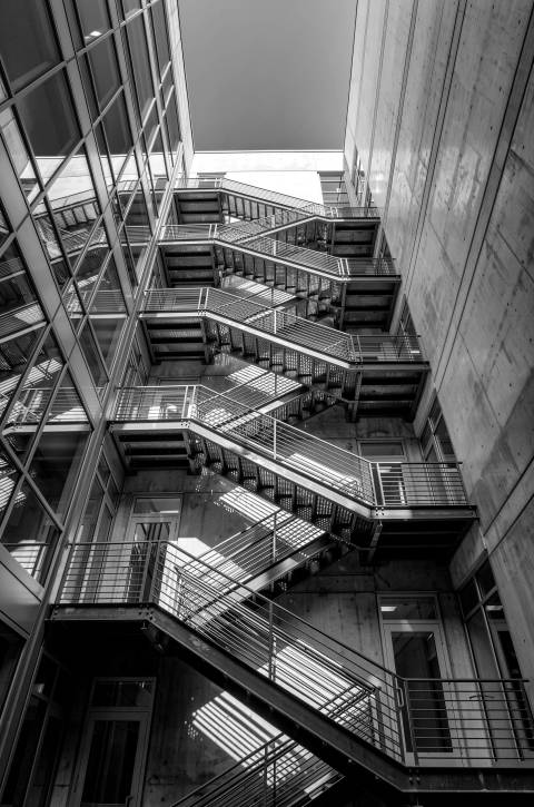 Escalera de Fachada en blanco y negro