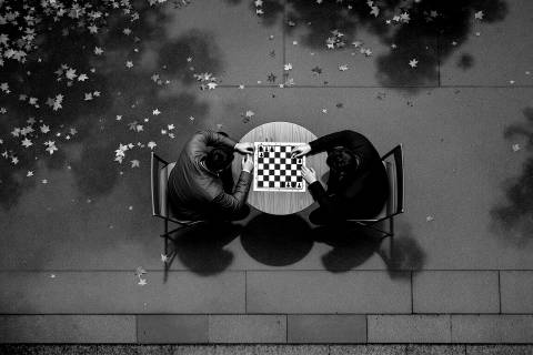Jaque bajo la Lluvia Dorada en blanco y negro