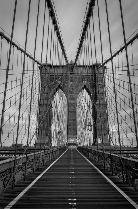 Torre del Puente Colgante en blanco y negro