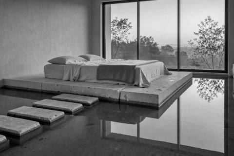 Cama en el Agua en blanco y negro