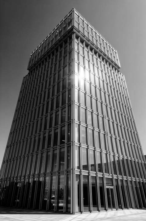 Trazo y Torre en blanco y negro