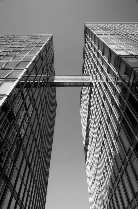 Puente Aéreo en blanco y negro