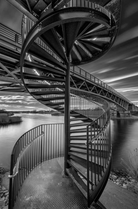 Escalera al Puente en blanco y negro