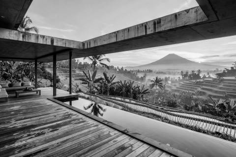 Pabellón sobre las Terrazas en blanco y negro