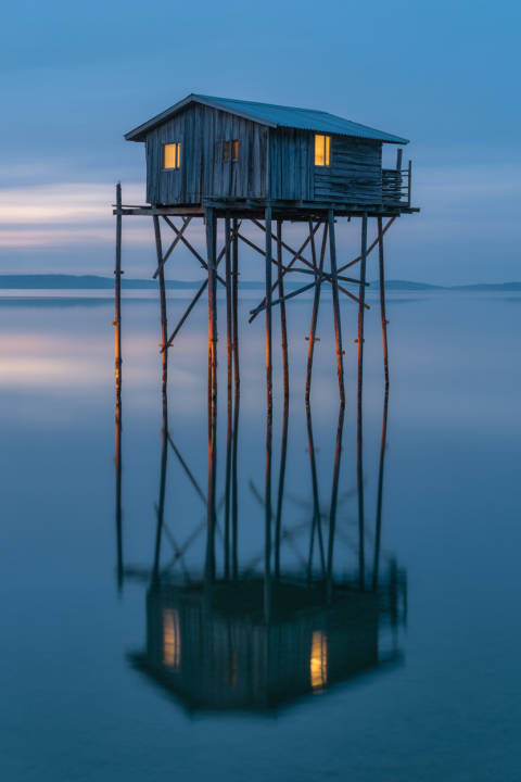 Palafito en Reflejo Azul