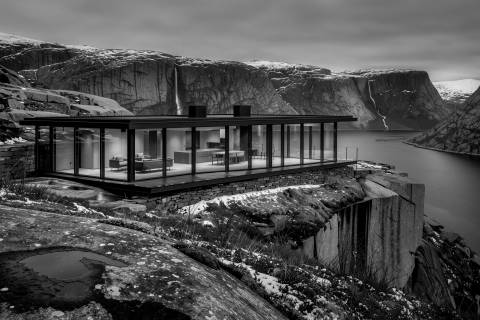Casa del Fiordo en blanco y negro