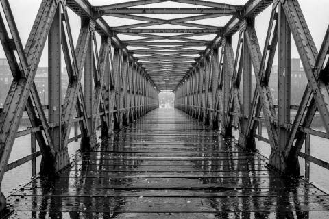 Puente de Acero bajo la Lluvia en blanco y negro