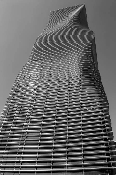 Torre de Lamas Curvas en blanco y negro