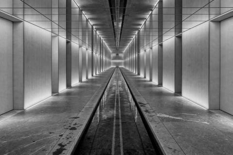 Pasillo Infinito de Agua en blanco y negro
