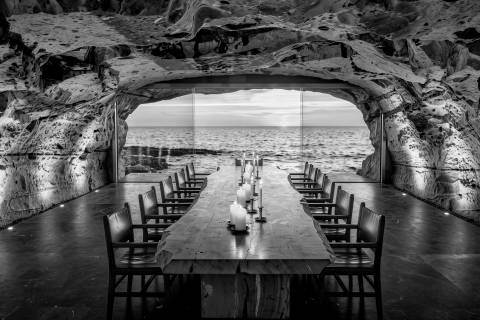 Comedor de la Cueva en blanco y negro