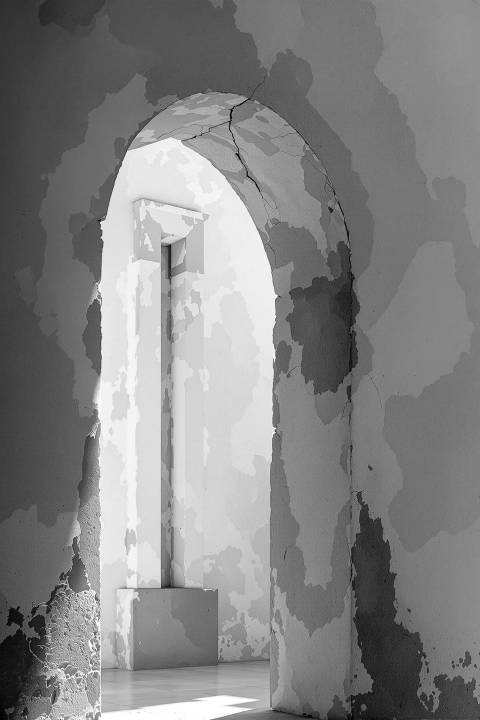 Cal Viva: Portal en Terracota en blanco y negro