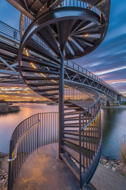 Escalera al Puente
