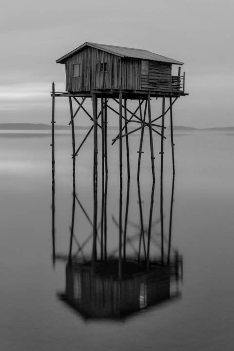 Palafito en Reflejo Azul en blanco y negro