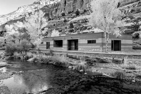 Casa del Río en el Cañón en blanco y negro