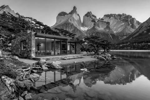 Casa del Lago Patagónico en blanco y negro