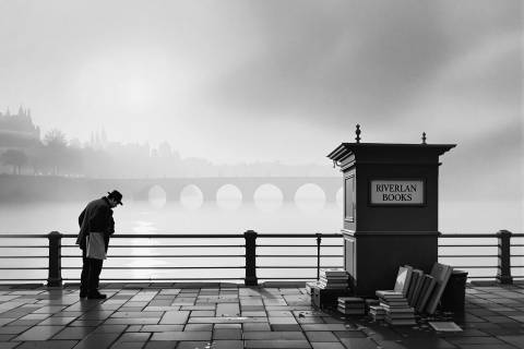 El Bouquiniste del Sena al Alba en blanco y negro