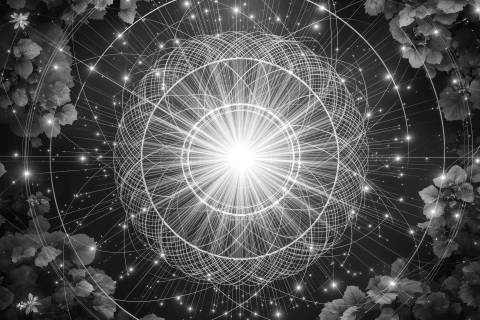 Mandala de Seda Dorada sobre Verde Botánico en blanco y negro