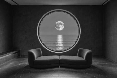Luna en el Ventanal en blanco y negro