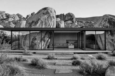 Casa entre Peñascos en blanco y negro