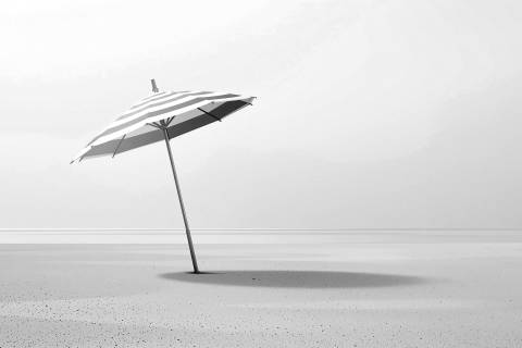 Sombrilla al Ocaso — Japandi Sereno en blanco y negro