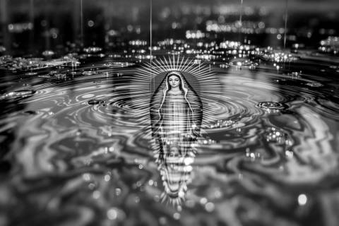 Reflejo de Guadalupe en Ágata Lluviosa en blanco y negro