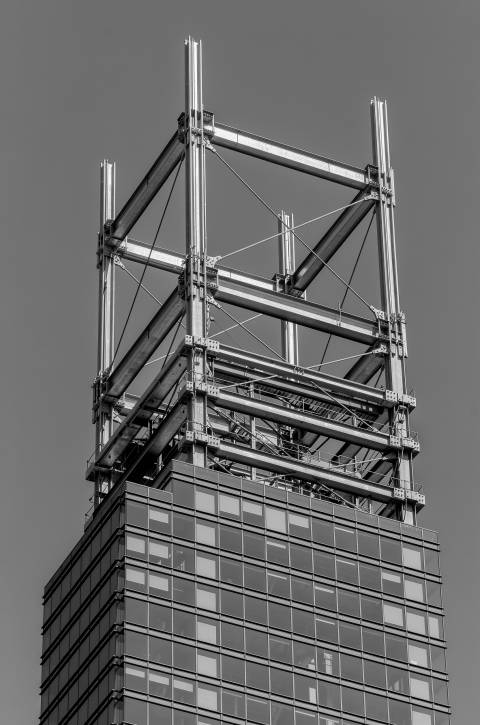 Corona de Acero en blanco y negro