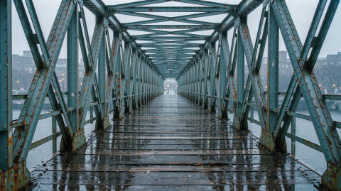 Puente de Acero bajo la Lluvia