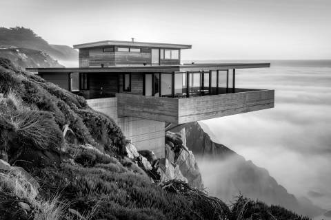 Casa sobre la Niebla en blanco y negro