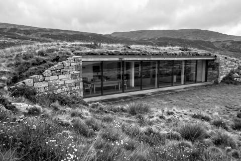 Casa Bajo la Pradera en blanco y negro