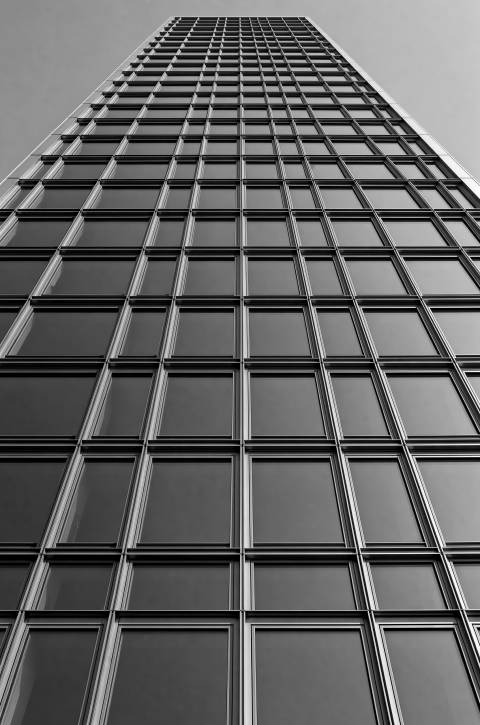 Columna Infinita en blanco y negro