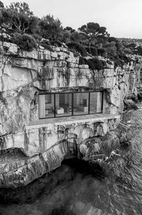 Fachada en el Acantilado en blanco y negro