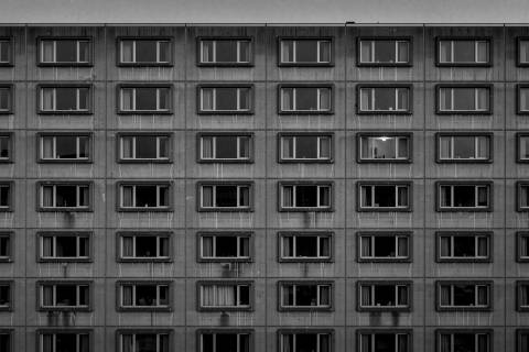Una Ventana Encendida en blanco y negro