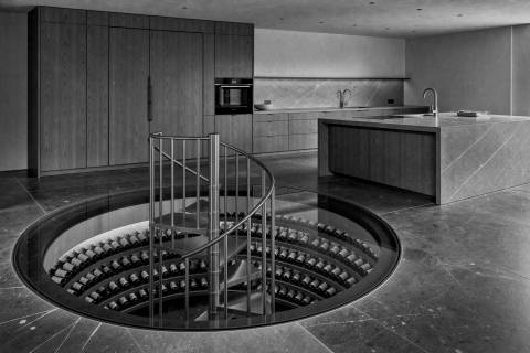 Cava bajo el Piso en blanco y negro